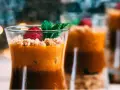 Deliciosos postres para Nochevieja en vasitos, con frambuesa y menta.