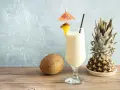 Likier Pina Colada z kokosem i ananasem. Idealny na tropikalne orzeźwienie.