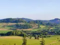 Krajobraz krainy wygasłych wulkanów zachwyca zielonymi wzgórzami, polami i lasami. Atrakcje przyrodnicze czekają na odkrycie.