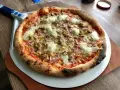 Pyszna pizza z pieczarkami, oliwkami i mozzarellą na chrupiącym cieście. Proste ciasto na pizzę zawsze wychodzi idealnie!