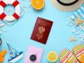 Paszport polski, koło ratunkowe, kapelusz, klapki i inne akcesoria plażowe. Warto pamiętać, ile ważny jest paszport, by podróżować bez przeszkód.