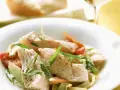 Zarte Fischstücke mit Gemüse in cremiger Sauce, ein köstliches Fischpfanne Rezept.