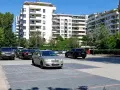 Nowoczesne osiedle w Warszawie, parking z samochodami. Zastanawiasz się, ile kosztuje kawalerka w Warszawie?