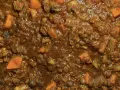 Un saporito ragù di lenticchie con carote e funghi, un piatto ricco e confortante.