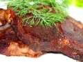Soczysta karkówka z patelni, rumiana i aromatyczna, ozdobiona gałązką świeżego koperku. Idealna na obiad.