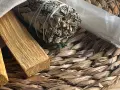 Palosanto, salvia y cristal para rituales de limpieza.