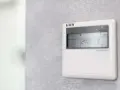 Panel klimatyzacji hotelowej pokazuje 27°C. Dowiedz się, jak ustawić klimatyzację w hotelu, by cieszyć się komfortem.