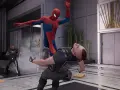 Spider-Man en acción, luchando contra enemigos en un lobby moderno. Una escena típica de los juegos de Spider-Man.
