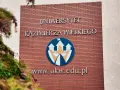 Elewacja Uniwersytetu Kazimierza Wielkiego w Bydgoszczy z logo i adresem strony.