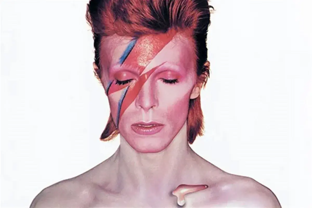 Visage emblématique de David Bowie, maquillage éclair, rappelant la pochette d'un de ses albums iconiques.