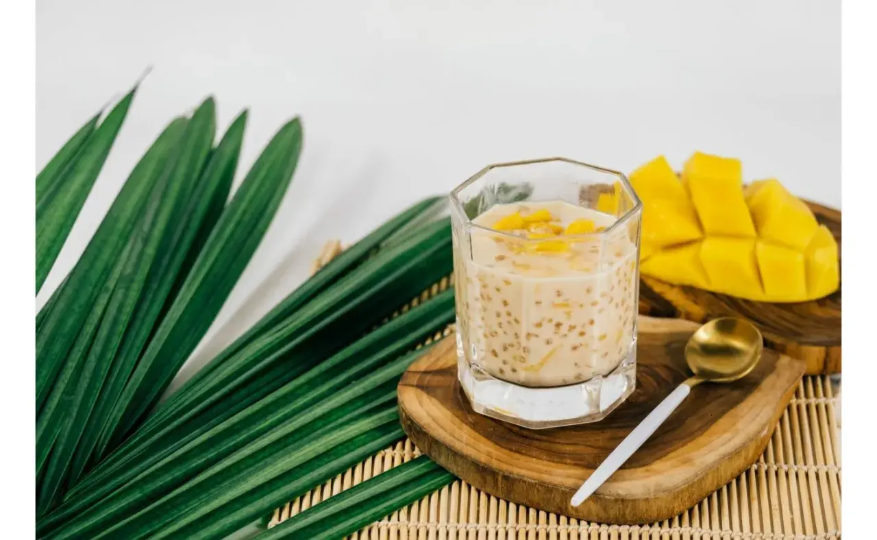 Deser z tapioki z mango. Czy wiesz, tapioka co to? Małe kuleczki w mleku, z kawałkami owoców.
