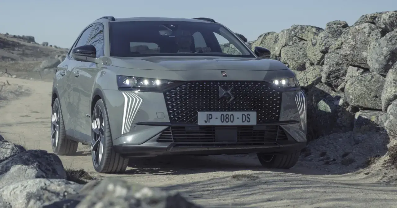 Szary DS7 Crossback pokonuje kamienisty teren.