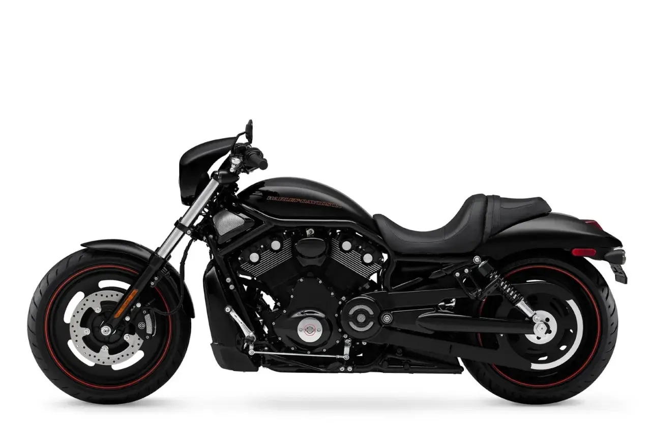 Czarny Harley-Davidson V-Rod Night Rod z czerwonymi akcentami na felgach. Potężny silnik i sportowy wygląd.