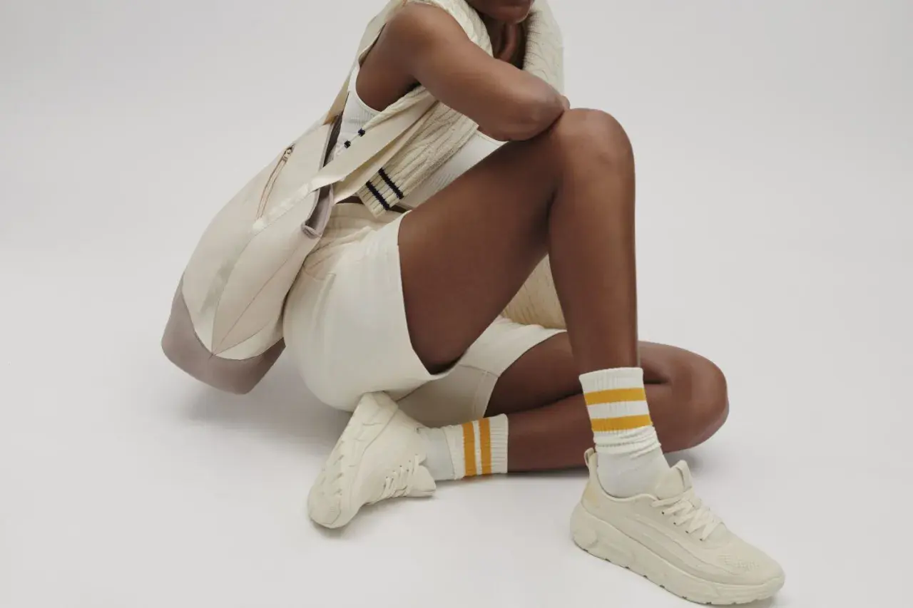 Kremowe sneakersy i stylowa torba – idealny zestaw na co dzień. Sprawdź ccc promocje!