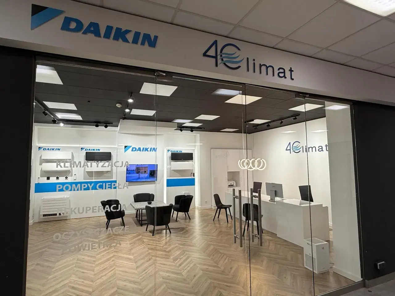 Witryna sklepowa z klimatyzacją Daikin i 4e climat, z ekspozycją urządzeń i meblami.