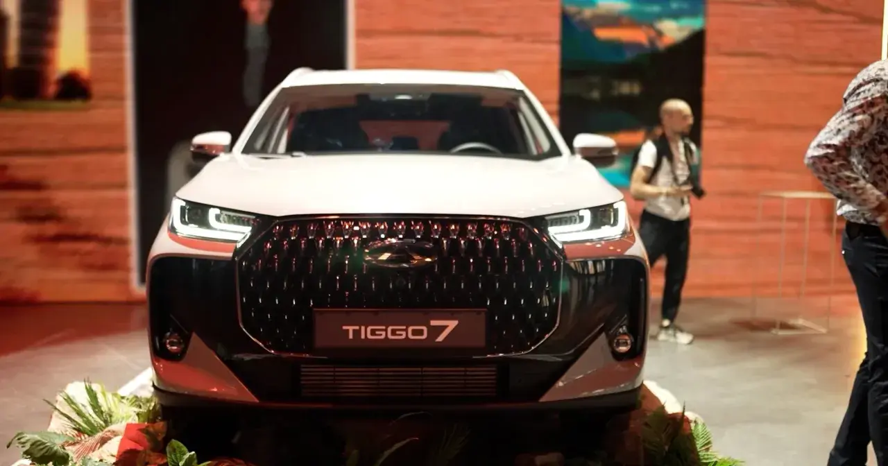 Biały Tiggo 7 z charakterystycznym grillem, gotowy na przygodę jak Korando.