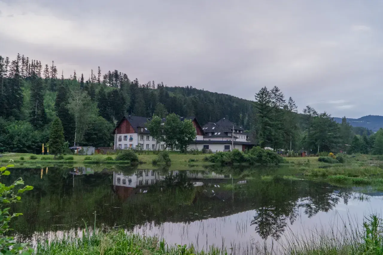 Malowniczy hotel nad jeziorem, idealne miejsce, by odpocząć i zastanowić się, co robić w Wiśle.