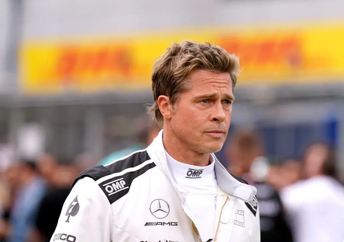 Brad Pitt w stroju kierowcy wyścigowego, jak z jego filmów.