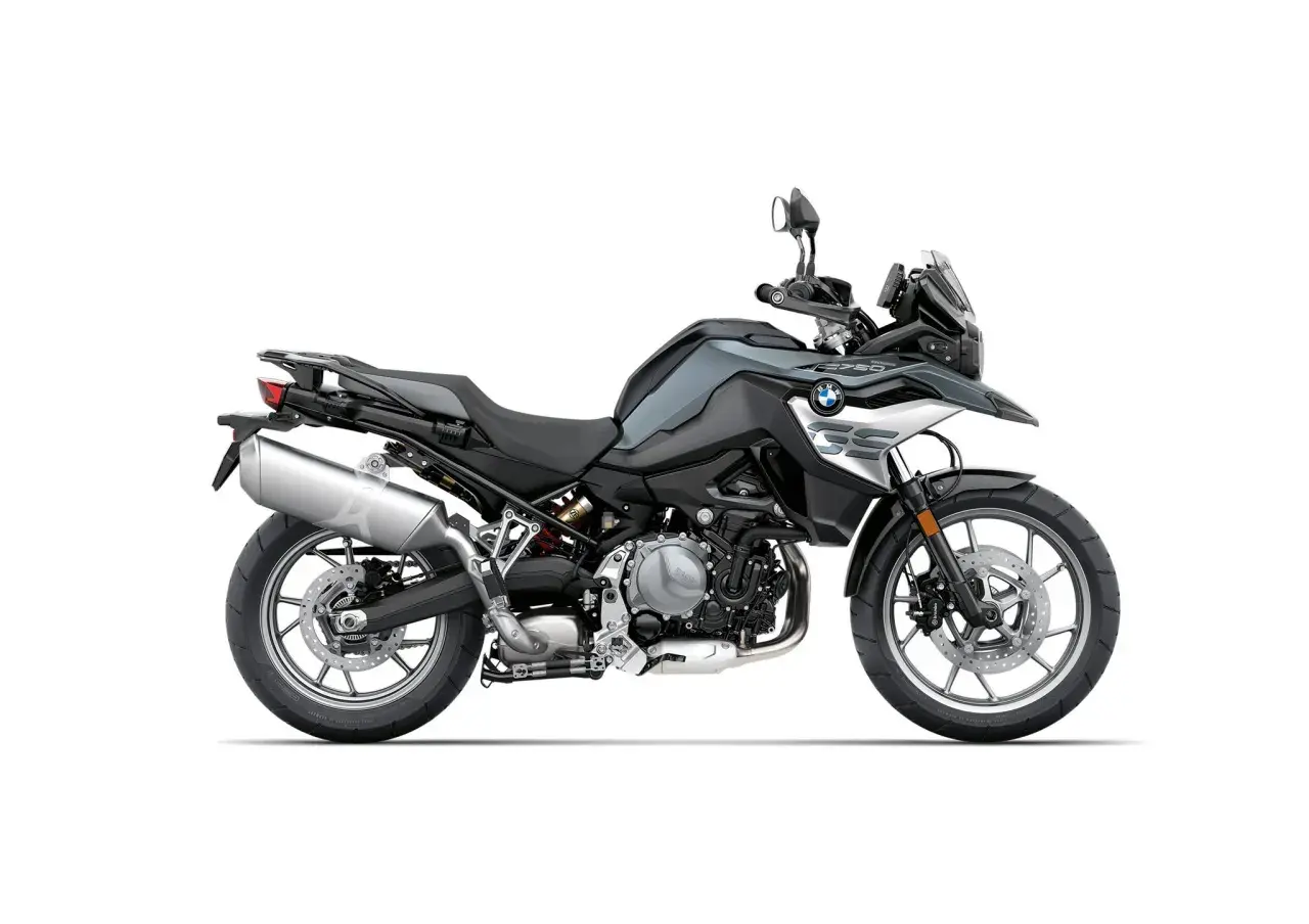 Szary motocykl BMW F 750 GS, gotowy na przygodę. Poznaj jego dane techniczne i ruszaj w drogę!