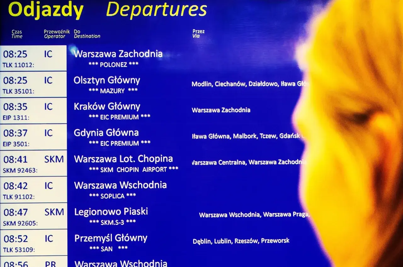 Tablica odjazdów PKP: 08:25 IC do Warszawy Zachodniej, 08:25 IC do Olsztyna Głównego, 08:35 IC do Krakowa Głównego. Kiedy zmiana rozkładu jazdy PKP, warto sprawdzić te odjazdy.
