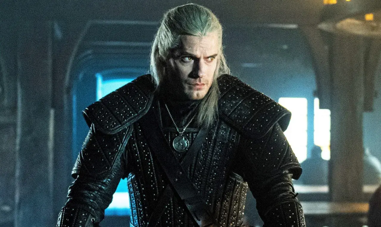 Geralt z Rivii w zbroi, gotowy do walki. Wiedźmin kolejność wydarzeń w jego życiu jest skomplikowana.