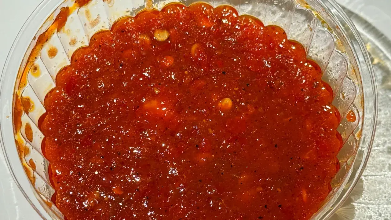 Ostre, czerwone sambal w przezroczystym pojemniku. Idealne do potraw, gdy zastanawiasz się, sambal co to jest i chcesz dodać pikanterii.
