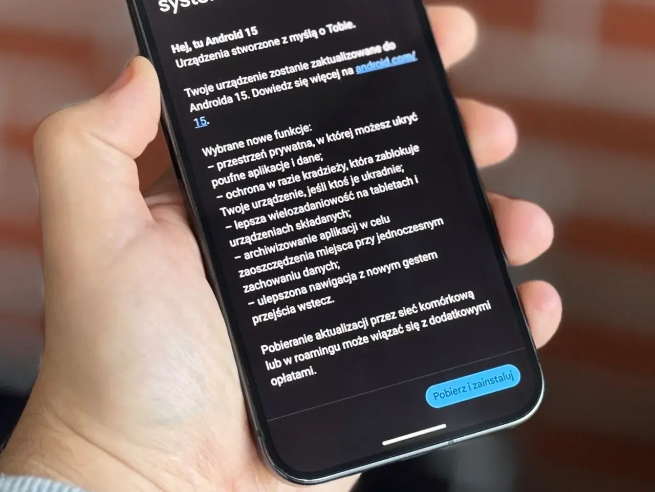 Telefon wyświetla informacje o aktualizacji do **Android 15**, w tym nowe funkcje prywatności i bezpieczeństwa.
