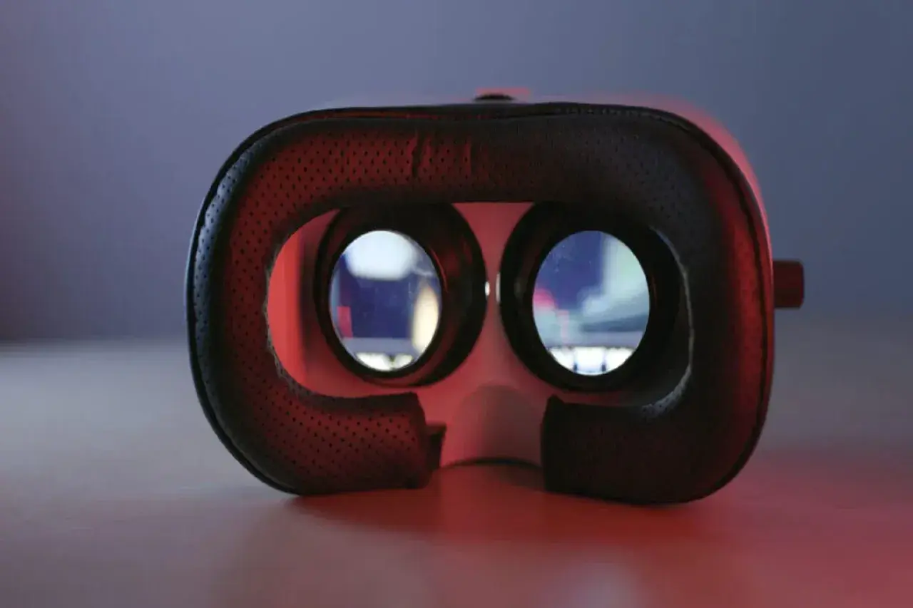 Gogle VR z czarną, perforowaną wyściółką, gotowe do zapewnienia niesamowitego widzenia stereoskopowego.