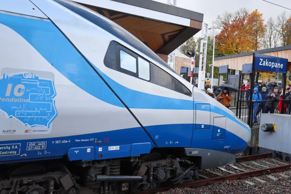 Pendolino Warszawa Zakopane na stacji. Pasażerowie czekają na peronie.