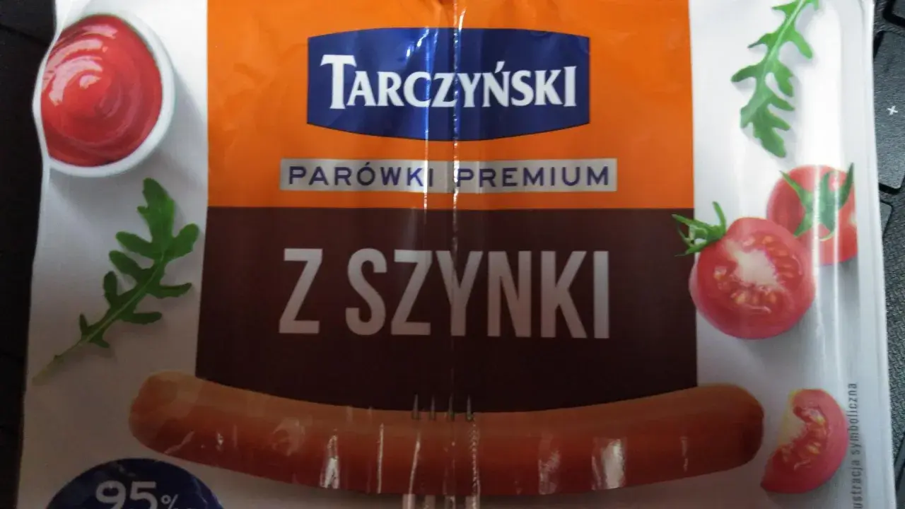 Parówki Tarczyński z szynki, premium, z pomidorami i rukolą. Idealne na szybki posiłek.