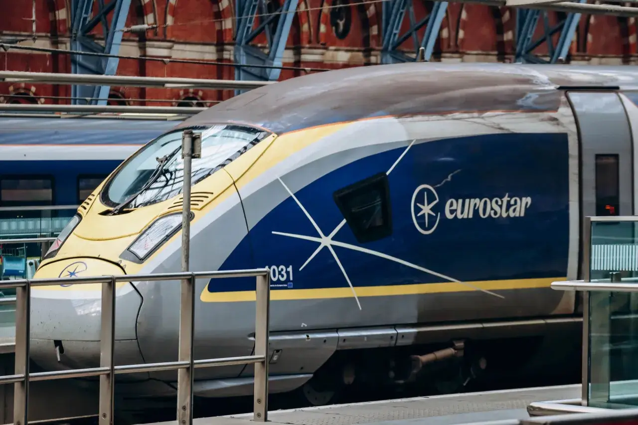 Pociąg Eurostar gotowy do podróży przez Kanał La Manche.