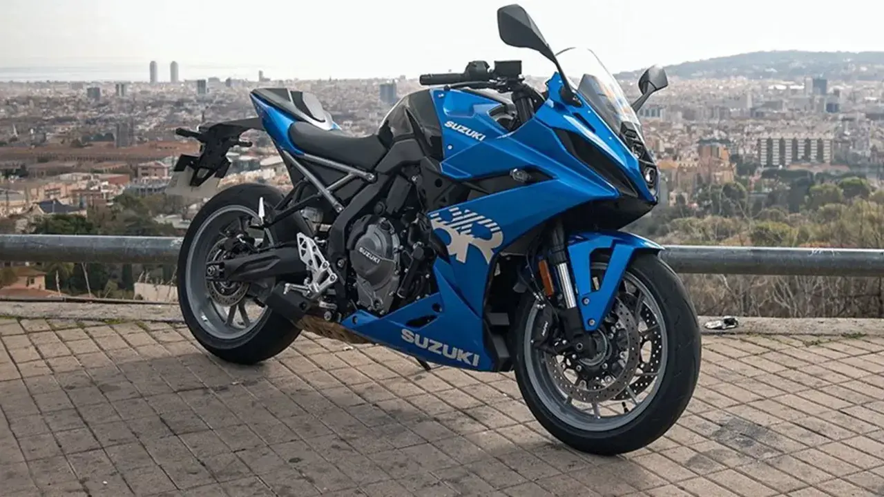 Niebieski motocykl sportowy Suzuki GSX na tle miasta.