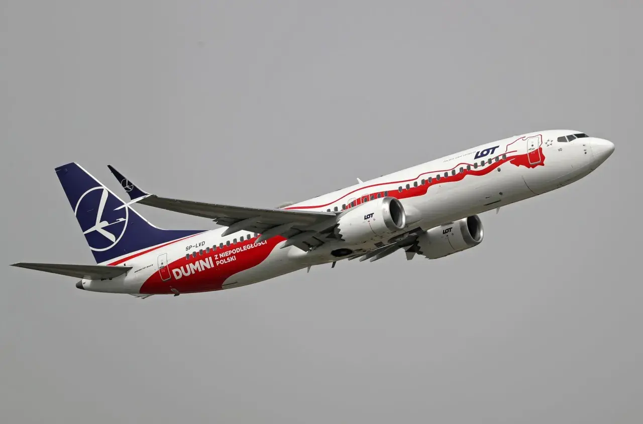 Boeing 737 MAX 8 linii LOT, z napisem "Dumni z Niepodległości Polski", wznosi się w powietrze.