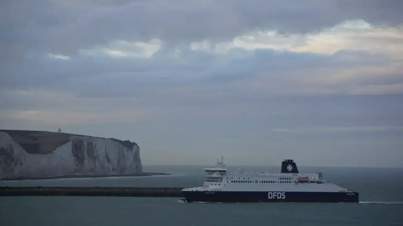 Prom DFDS płynie w kierunku białych klifów Dover. Podróż z Dunkierki do Dover trwa ok. 2 godzin.