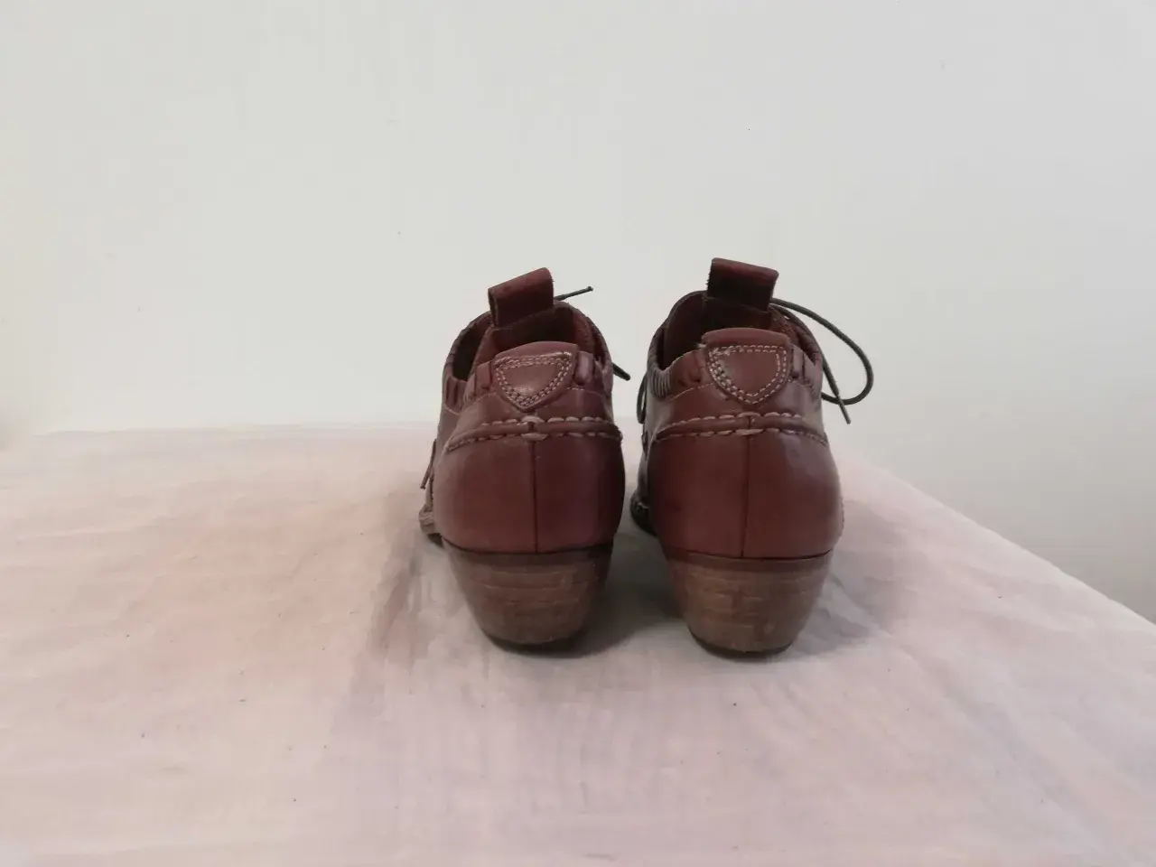 Brązowe, skórzane botki na niskim obcasie. To buty marki Pikolinos, znanej z wysokiej jakości i komfortu.