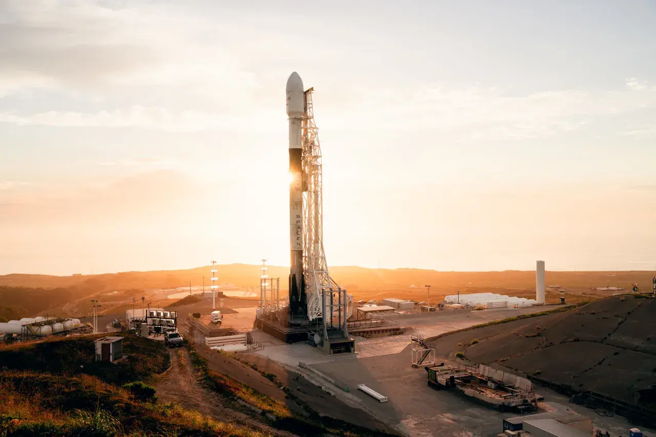 Rakieta SpaceX gotowa do startu. Słońce wschodzi nad kosmodromem, zapowiadając wielką wyprawę na Marsa.