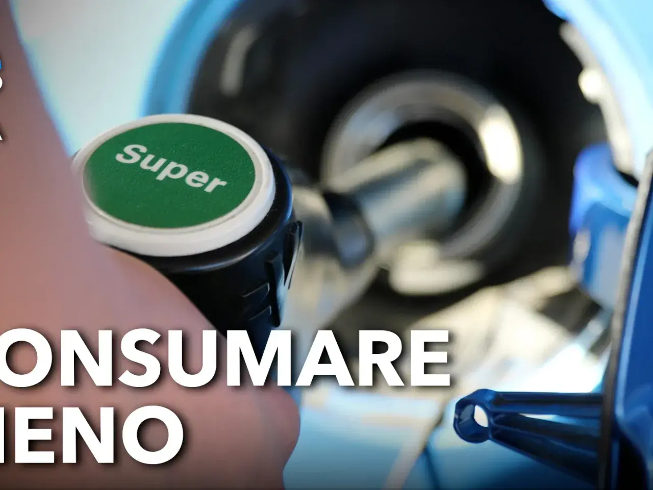 Mano che preme il pulsante "Super" su un erogatore di carburante, suggerendo come la modalità eco cosa significa per un consumo ridotto.