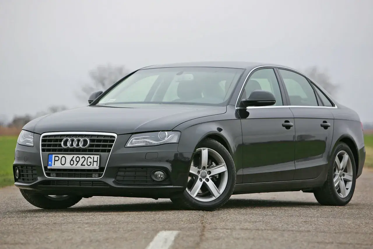 Ciemnoszare Audi A4 B8 2.0 TDI 143 KM na drodze. Zastanawiasz się, jaki akumulator do Audi A4 B8 2.0 TDI 143 KM będzie najlepszy?