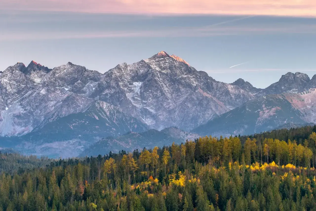 Majestatyczne Tatry o zachodzie słońca, idealne tło dla romantycznych chwil. Zakopane atrakcje dla par czekają!