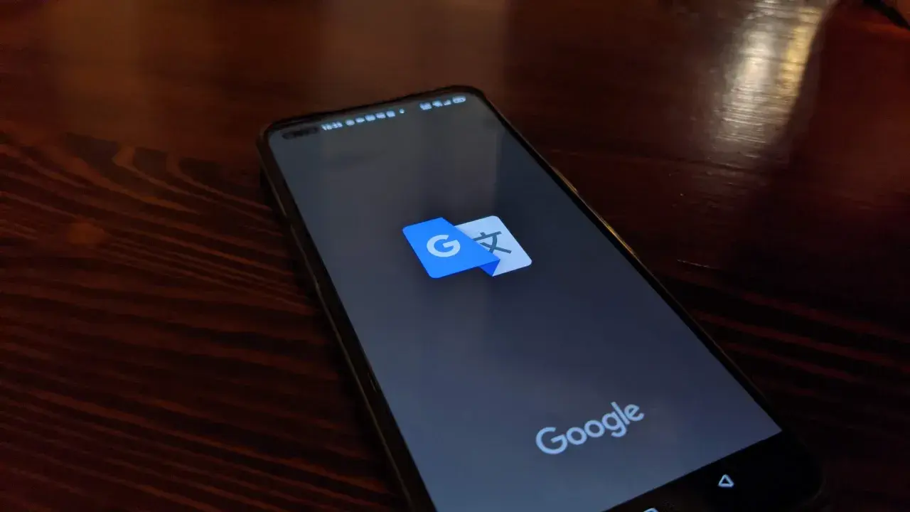 Na ekranie telefonu widoczny jest symbol aplikacji Google Translator.