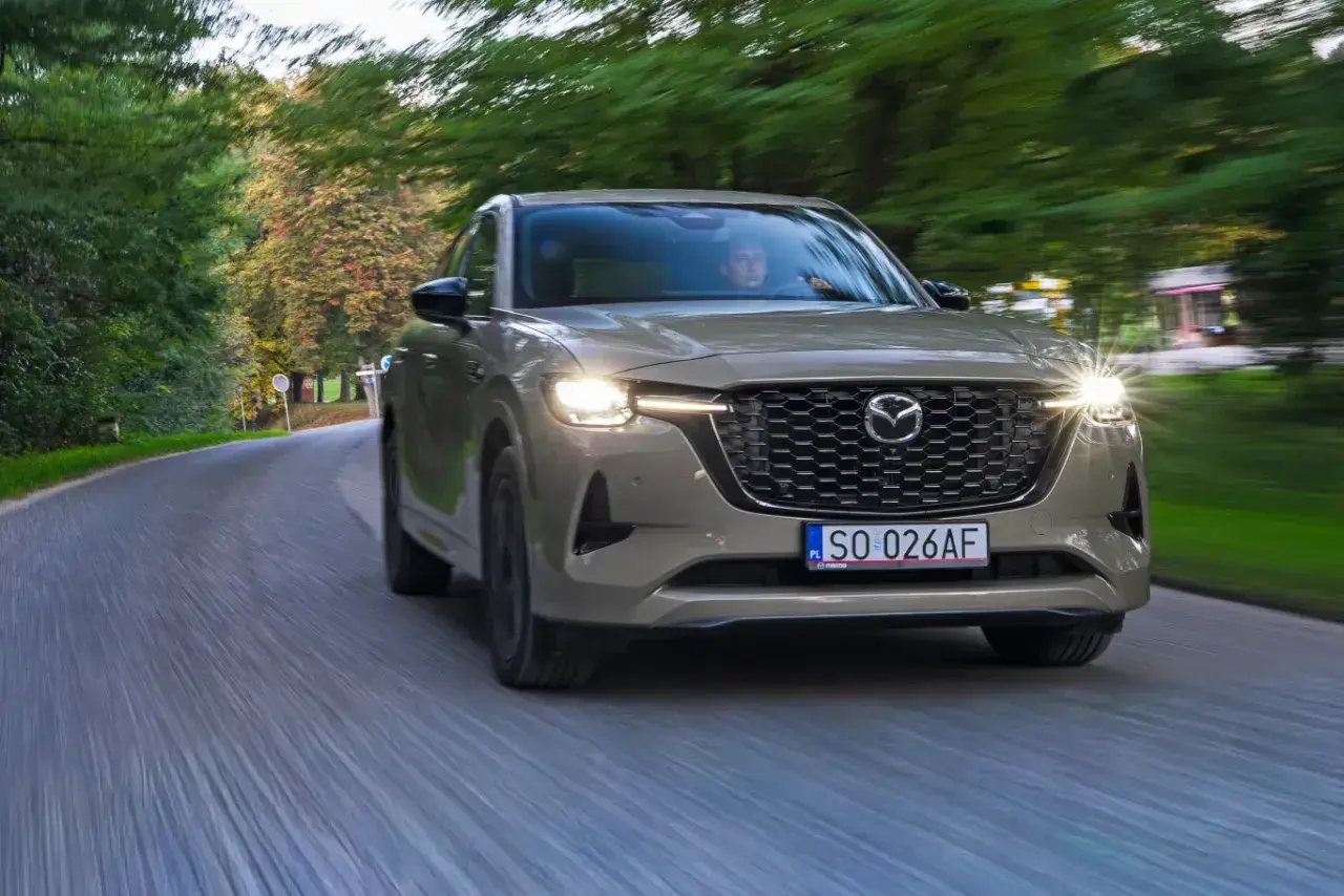 Mazda CX-60 3.3 diesel na krętej drodze wśród zieleni.