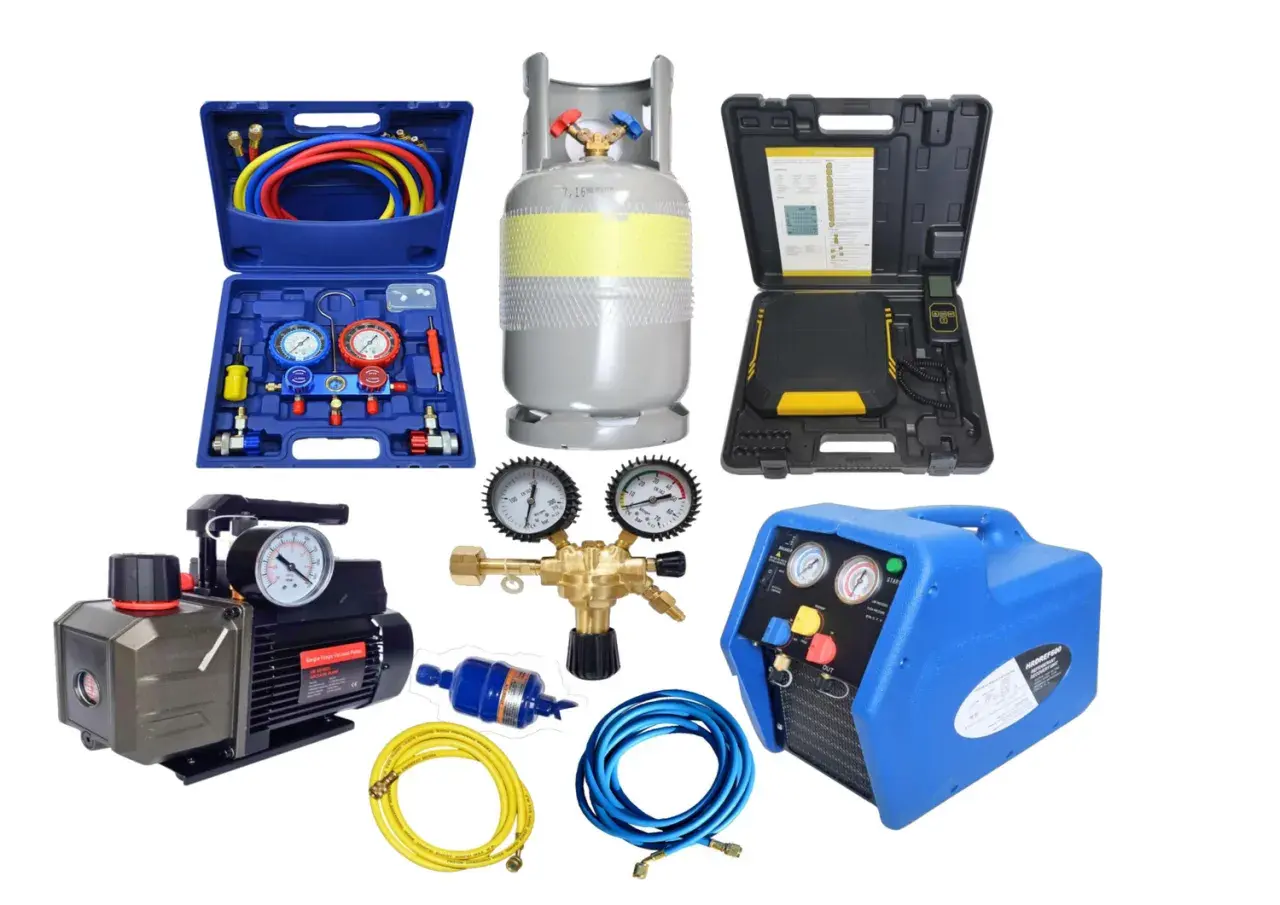 Zestaw narzędzi do klimatyzacji z butlą gazu R134a, manometrami, pompą próżniową i odzyskiwarką.