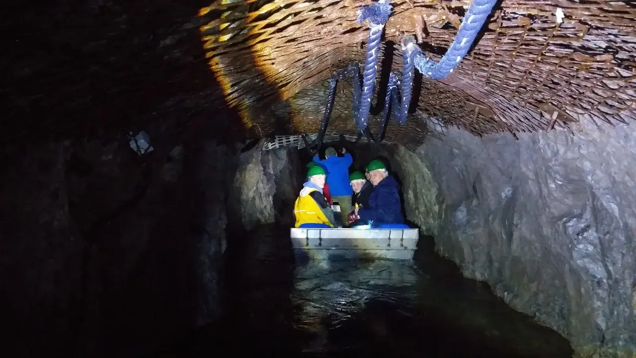 Podróż łodzią przez mroczne tunele podziemnego miasta Osówka.