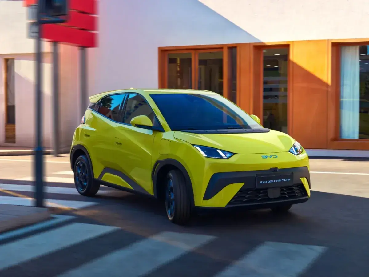 Żółty BYD Dolphin Surf na pasach. Sprawdź atrakcyjną cenę tego elektrycznego auta!