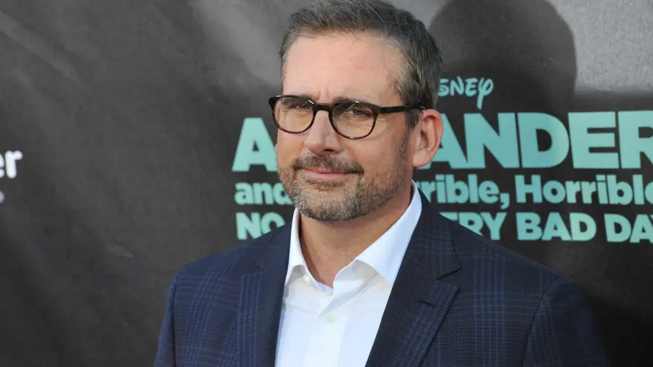 Steve Carell, znany z filmów, seriali i programów, w okularach i garniturze na tle napisu "Alexander and the Terrible, Horrible, No Good, Very Bad Day".