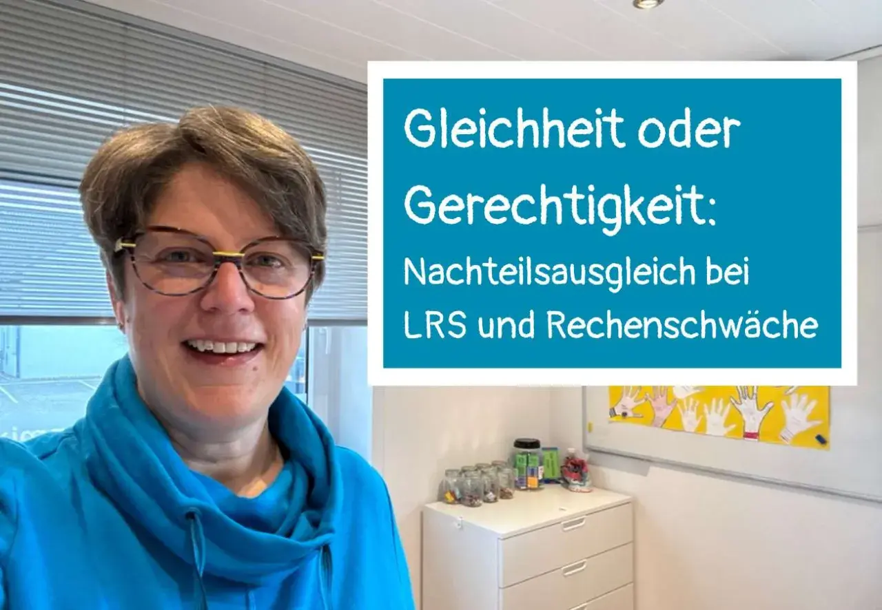 Frau mit Brille lächelt, im Hintergrund ein Schild mit dem Titel "Gleichheit oder Gerechtigkeit: Nachteilsausgleich bei LRS und Rechenschwäche".