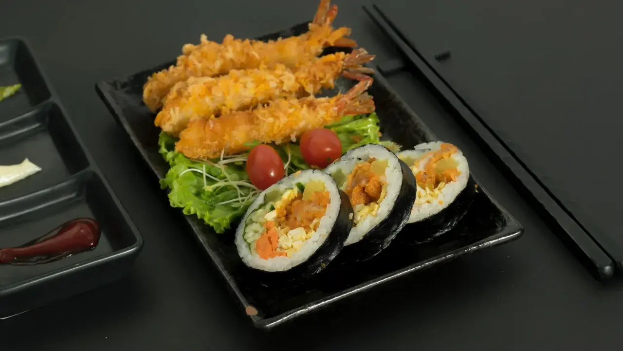 Chrupiące krewetki i rolki sushi z krewetkami, podane z pomidorkami i sałatą. Idealne na przekąskę nigiri krewetka.