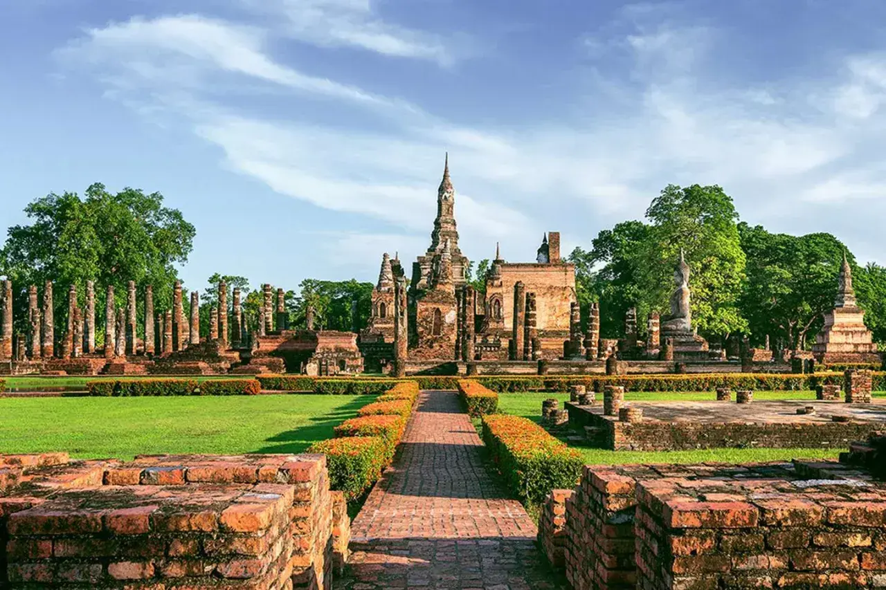 Ruiny świątyń w historycznym parku Sukhothai, Tajlandia. To miejsce, które mogłoby być jednym z 7 cudów świata UNESCO, zachwyca swoją architekturą.