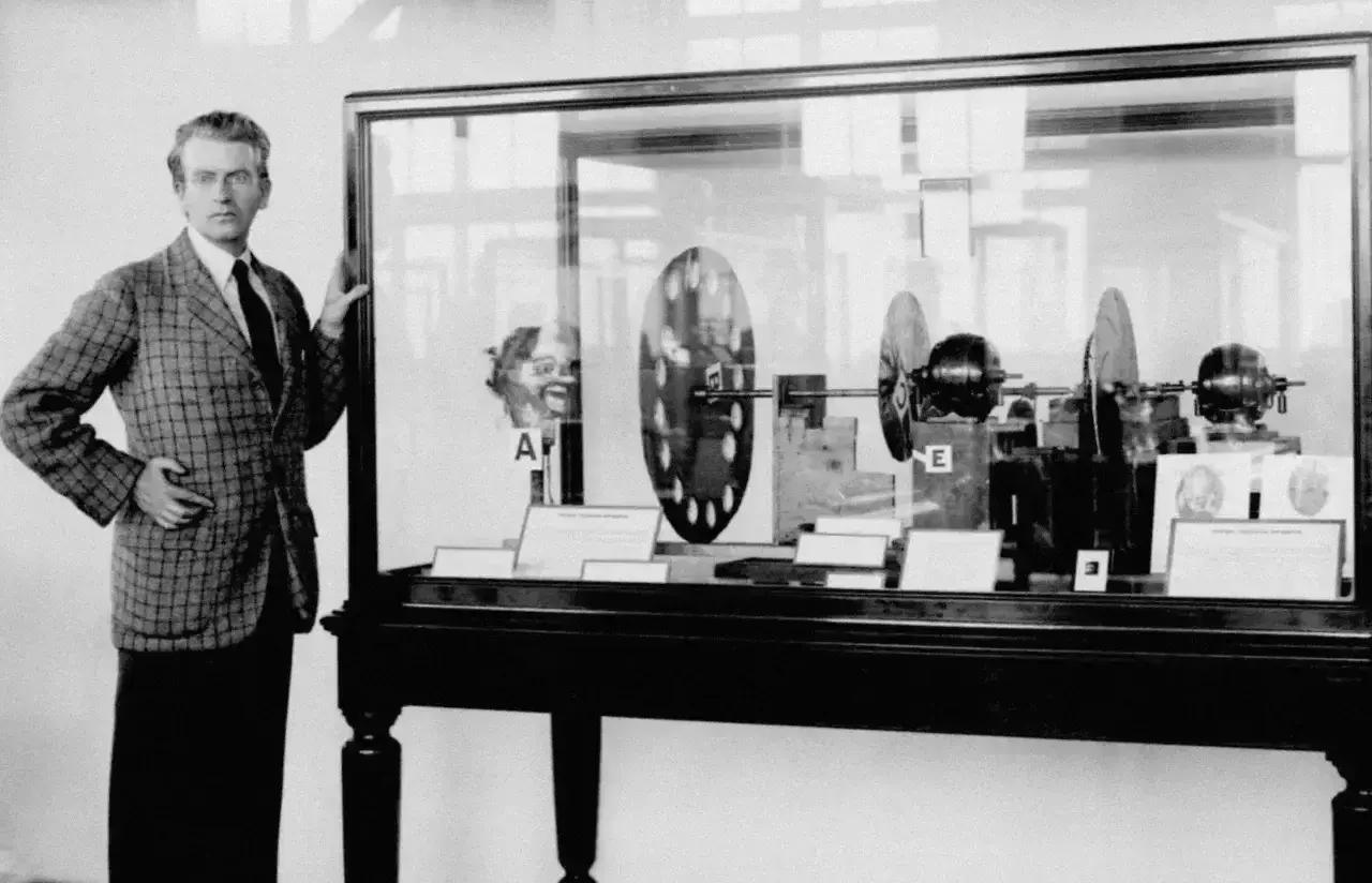 John Logie Baird prezentuje swój wynalazek – pierwszy telewizor na świecie. W gablocie widać dyski Nipkow i silniki.