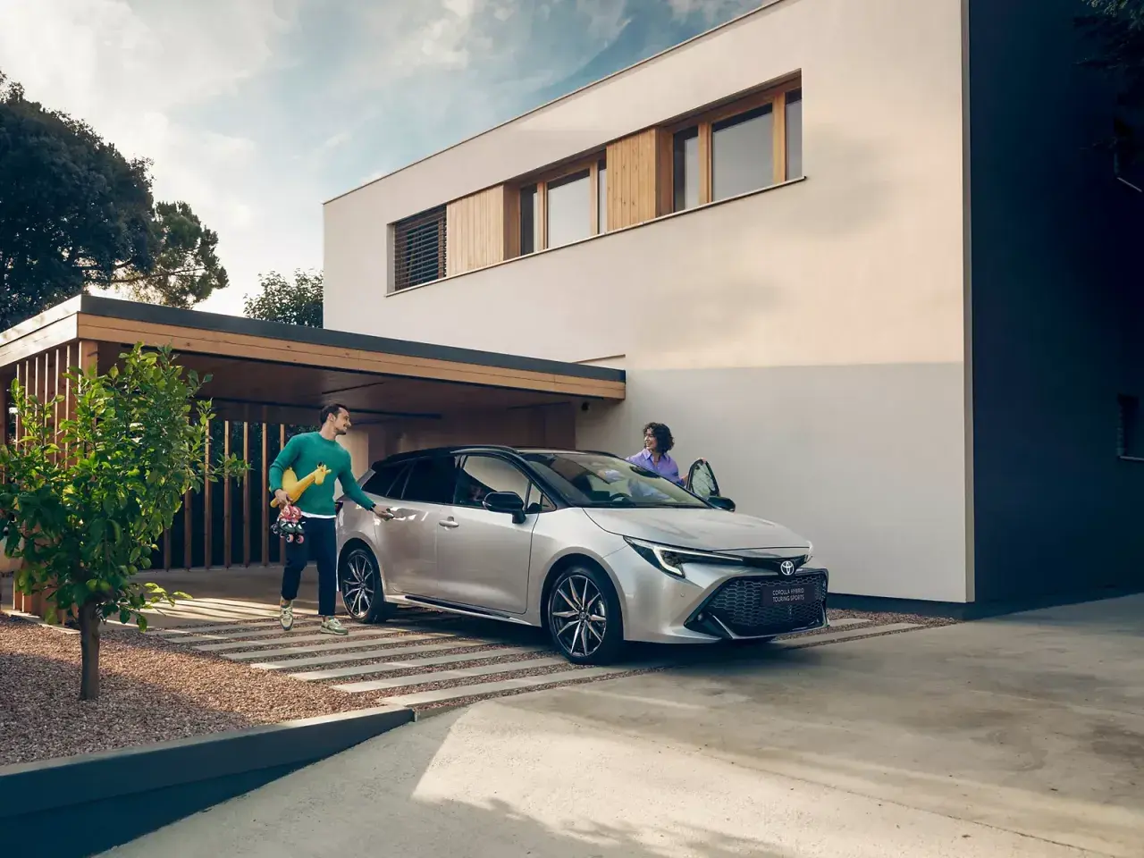 Para wsiada do srebrnej corolla hybrid, gotowa na rodzinną wycieczkę.